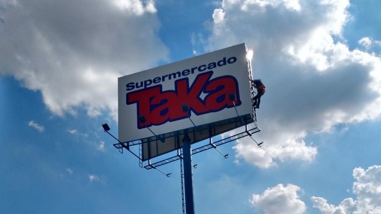 Totem Supermercado Taka