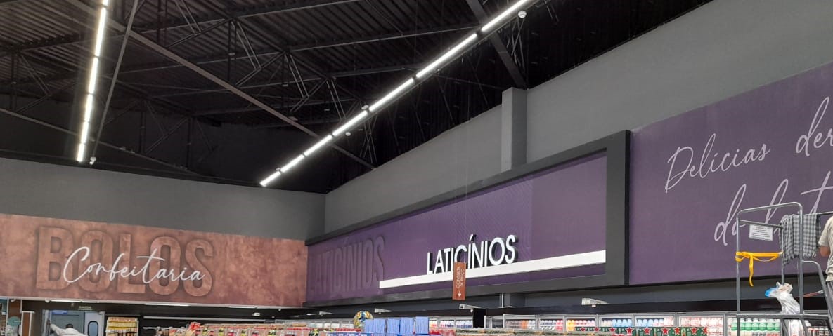 Comunicação visual interna Supermercado Violeta